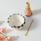 Bol à matcha rose fraise avec bec verseur, chawan en céramique artisanale, style cottage