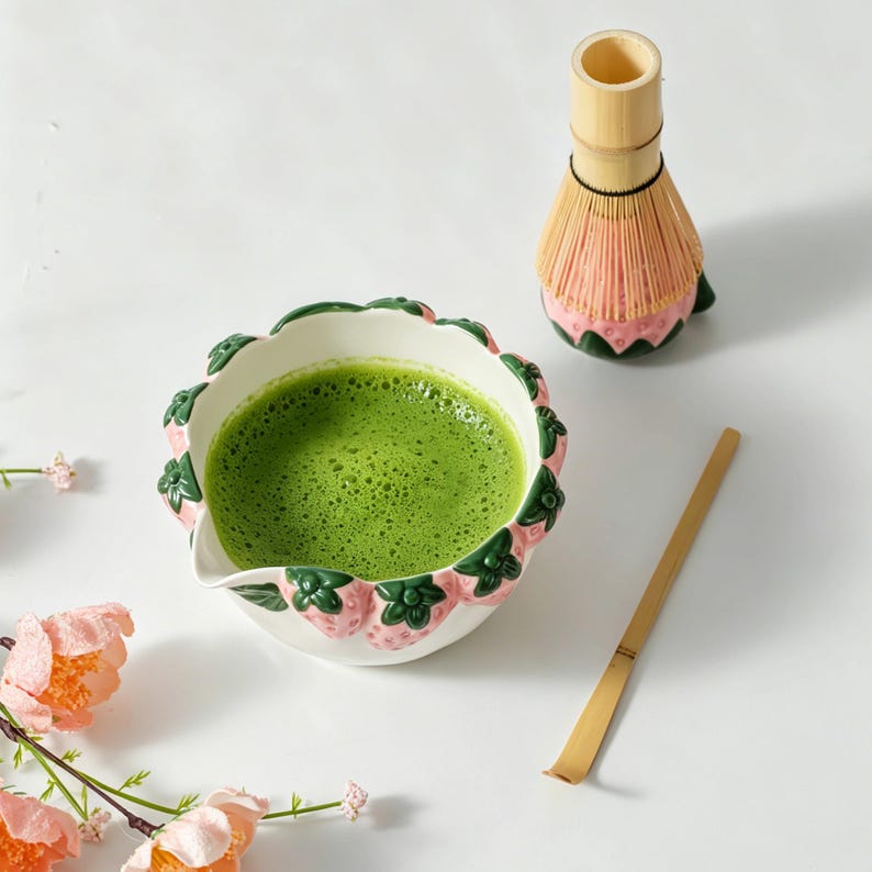 Bol à matcha rose fraise avec bec verseur, chawan en céramique artisanale, style cottage