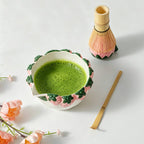 Bol à matcha rose fraise avec bec verseur, chawan en céramique artisanale, style cottage