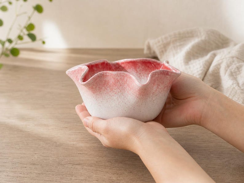 Bol à matcha fait main en céramique forme fleur rouge et blanc avec bec verseur