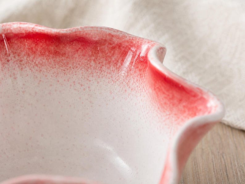 Bol à matcha fait main en céramique forme fleur rouge et blanc avec bec verseur