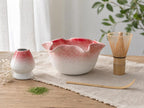 Bol à matcha fait main en céramique forme fleur rouge et blanc avec bec verseur