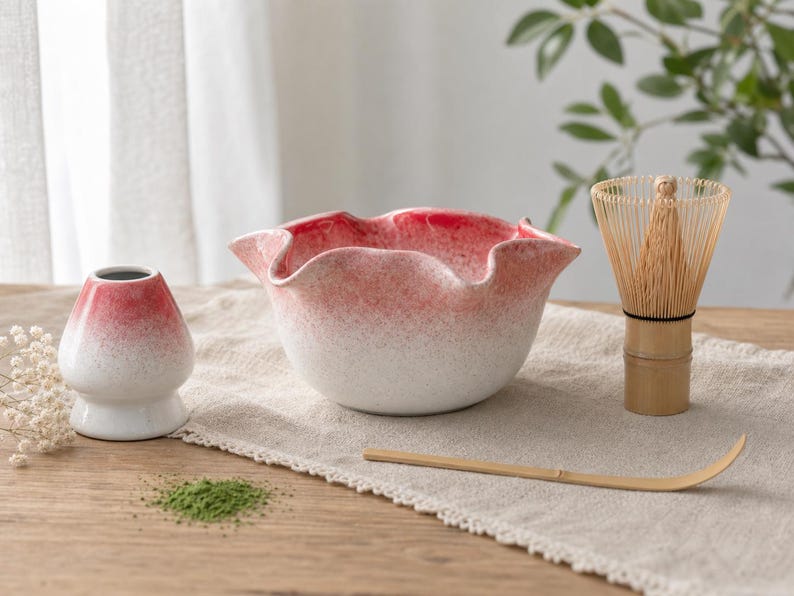 Bol à matcha fait main en céramique forme fleur rouge et blanc avec bec verseur