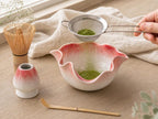 Bol à matcha fait main en céramique forme fleur rouge et blanc avec bec verseur