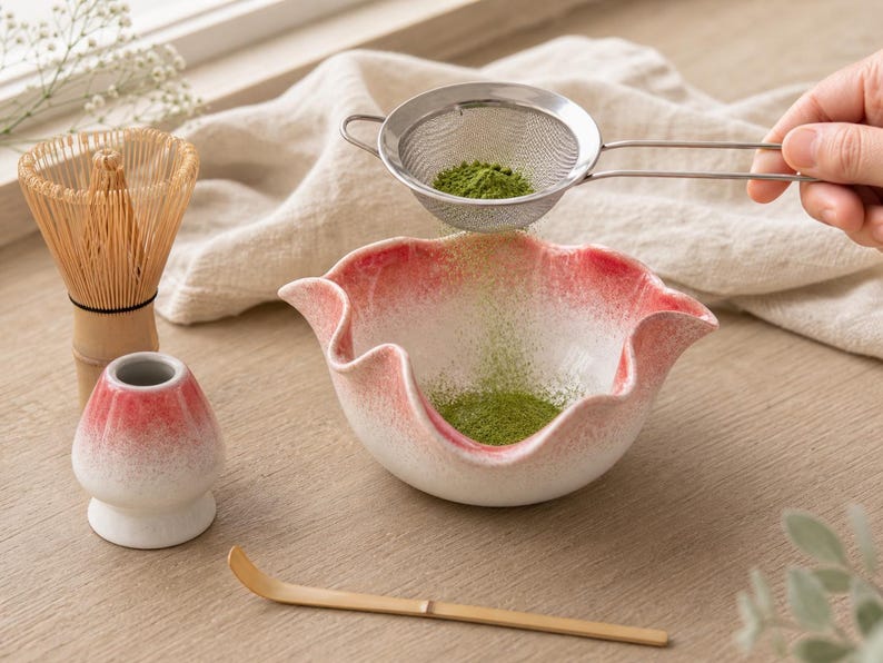 Bol à matcha fait main en céramique forme fleur rouge et blanc avec bec verseur