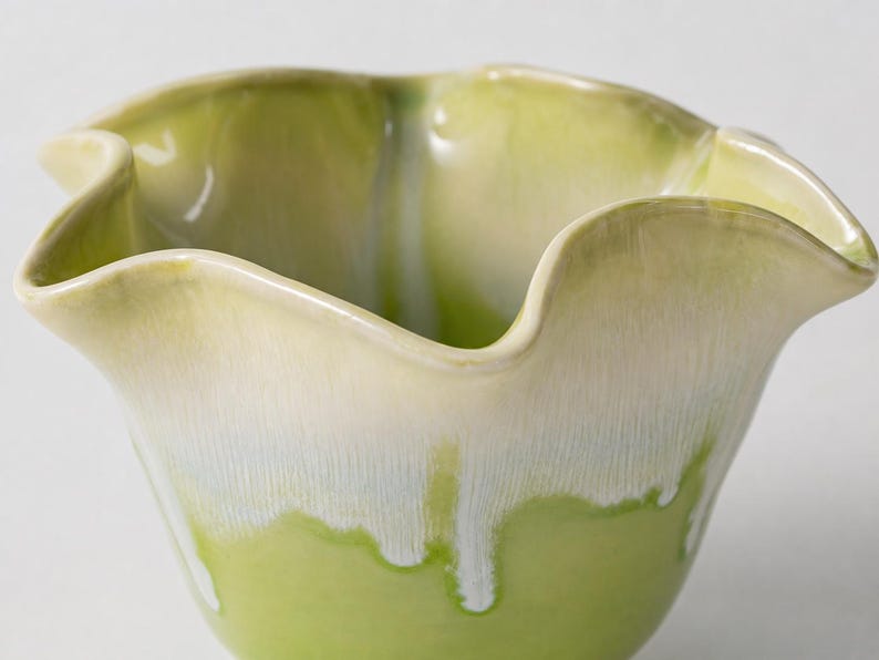 Bol à Matcha en Céramique Vert Printemps Forme Fleur avec Bec Verseur et Support - Ensemble Cadeau pour Thé Matcha