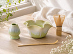 Bol à Matcha en Céramique Vert Printemps Forme Fleur avec Bec Verseur et Support - Ensemble Cadeau pour Thé Matcha