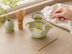 Bol à Matcha en Céramique Vert Printemps Forme Fleur avec Bec Verseur et Support - Ensemble Cadeau pour Thé Matcha