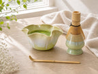 Bol à Matcha en Céramique Vert Printemps Forme Fleur avec Bec Verseur et Support - Ensemble Cadeau pour Thé Matcha