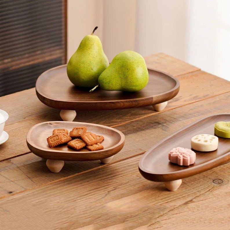 Plateau en bois résistant avec pieds de forme irrégulière, Plateau de service décoratif