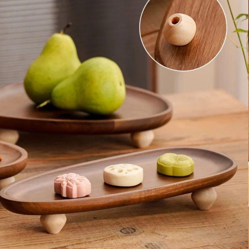 Plateau en bois résistant avec pieds de forme irrégulière, Plateau de service décoratif