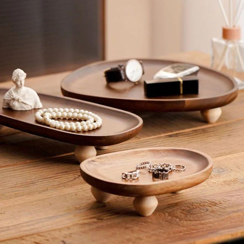 Plateau en bois résistant avec pieds de forme irrégulière, Plateau de service décoratif