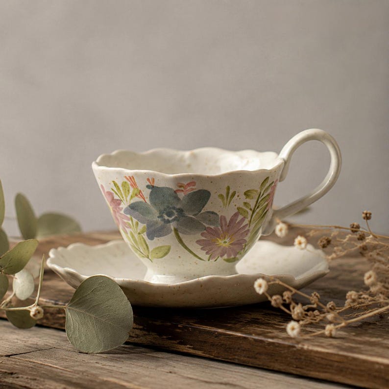 Service à thé floral en céramique artisanale, tasse à café vintage style cottagecore avec soucoupe